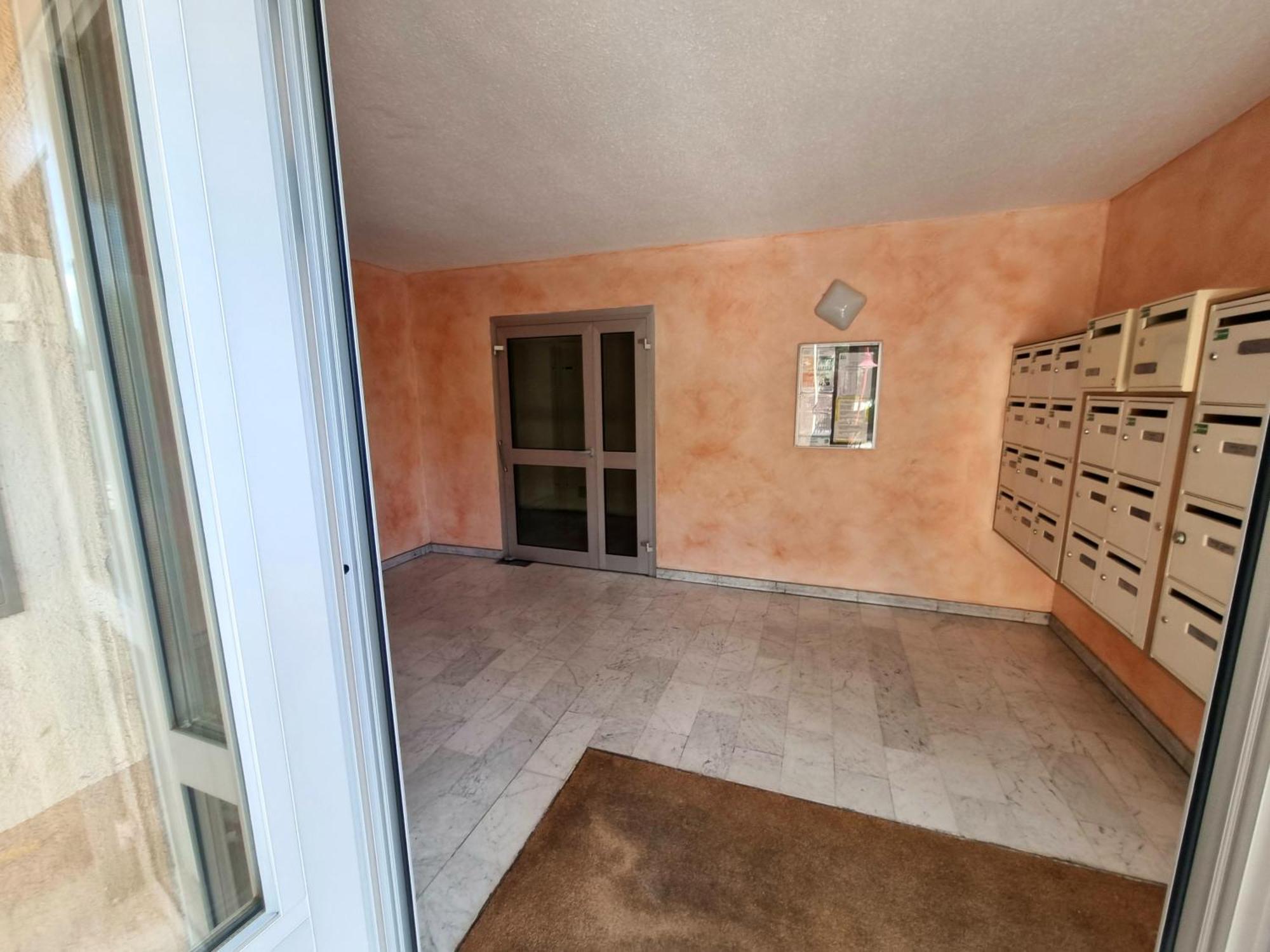 Spacieux T2, Emplacement Ideal Et Parking Prive Uzès Esterno foto